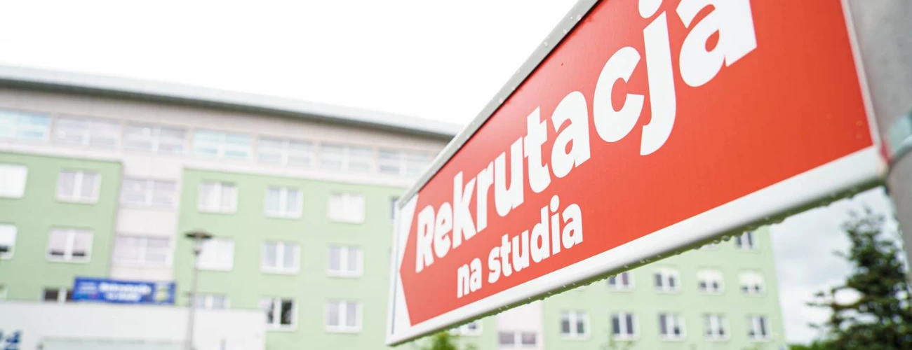 Tablica w czerwono-białych barwach z wyrazem "Rekrutacja na studia".
