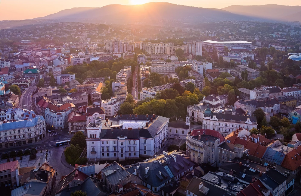 Uniwersytet Bielsko-Bialski - uczelnia z widokiem na... Beskidy